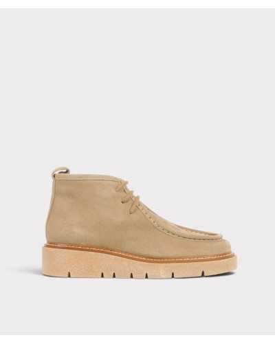 Botín de cordones de serraje beige arena con ribete de piel color cuero y suela crepe con tacos, vista lateral