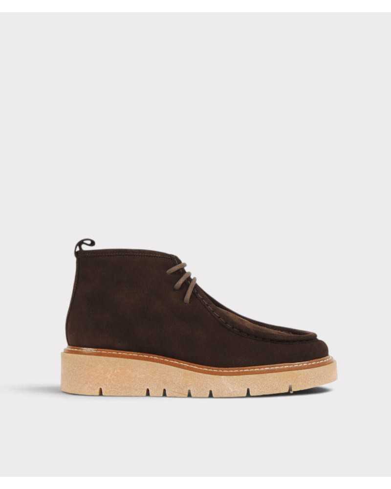 Botín de cordones de serraje marrón chocolate con suela crepe clara con tacos, vista lateral Botín de cordones de serraje marrón chocolate con suela crepe clara con tacos, vista lateral