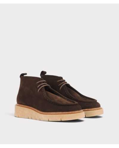 Par de botines de cordones marrón chocolate con pala de mocasín, en tres cuartos