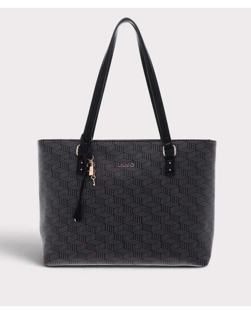 Bolso tote grande Liu Jo negro con monograma gris y colgante de candado, vista frontal Bolso tote grande Liu Jo negro con monograma gris y colgante de candado, vista frontal