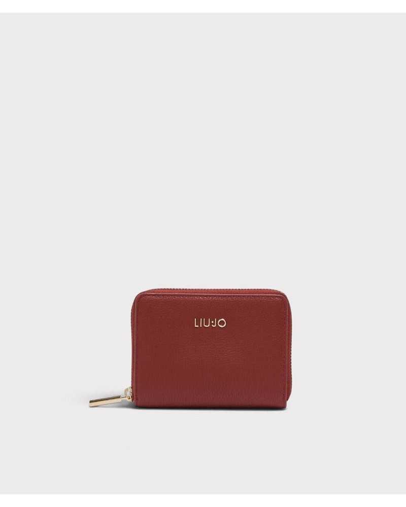 Cartera zip around Liu Jo burdeos de frente, con logo metálico dorado y tirador alargado Cartera zip around Liu Jo burdeos de frente, con logo metálico dorado y tirador alargado