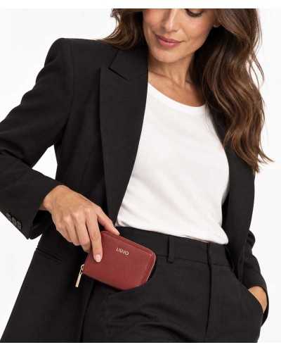 Cartera zip around Liu Jo burdeos en la mano de una modelo