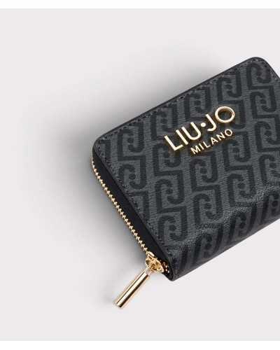 Detalle del logo metálico dorado y del grano fino del monograma de la cartera Liu Jo negra
