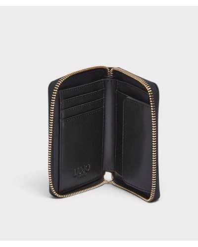 Cartera Liu Jo negra abierta, con interior negro liso, cuatro ranuras para tarjetas y bolsillo con solapa