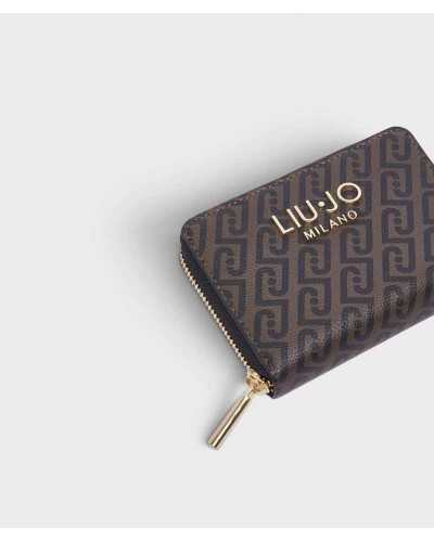 Detalle del logo dorado y del grano fino del monograma de la cartera Liu Jo marrón