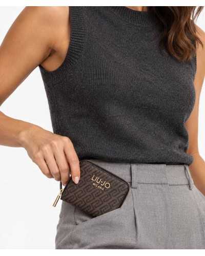 Cartera pequeña Liu Jo marrón con monograma en la mano de una modelo
