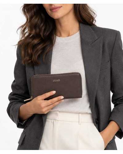 Cartera grande Liu Jo marrón metalizado en la mano de una modelo