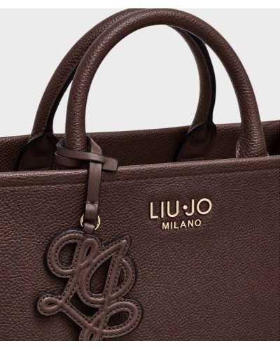 Detalle de la placa Liu Jo Milano y el charm LJ del bolso tote marrón chocolate
