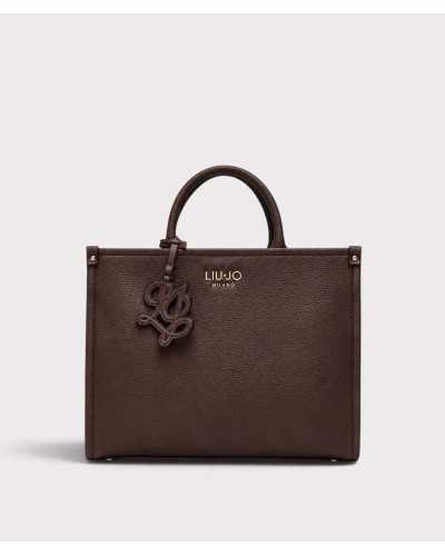 Bolso tote mediano Liu Jo marrón chocolate con placa dorada y charm LJ, vista frontal