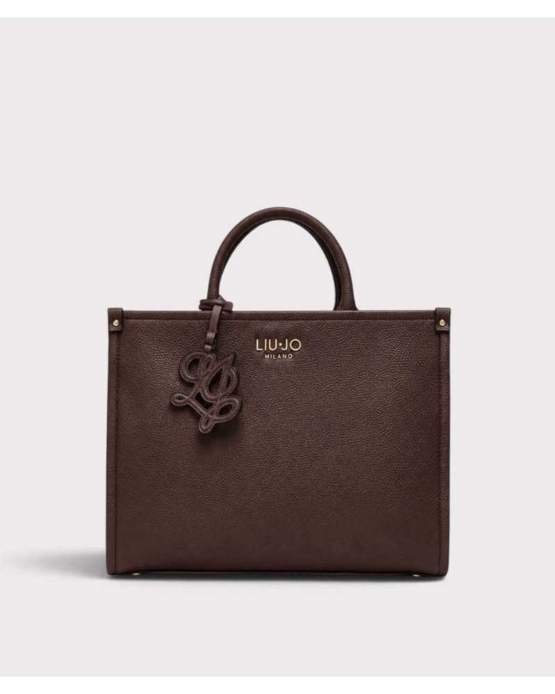 Bolso tote mediano Liu Jo marrón chocolate con placa dorada y charm LJ, vista frontal