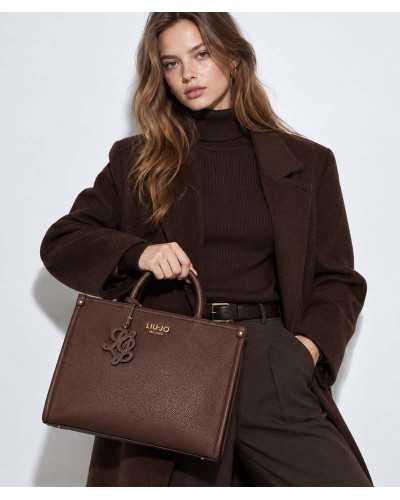 Bolso tote Liu Jo marrón chocolate puesto en modelo