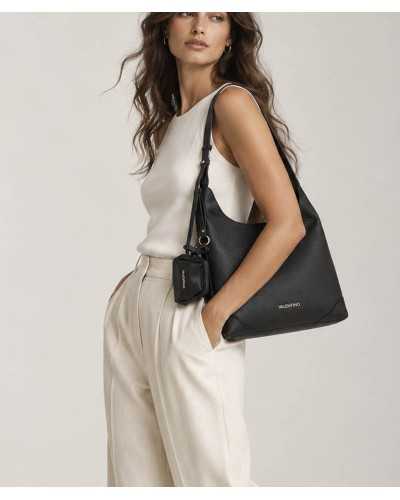 Bolso Northa de Valentino Bags negro puesto en modelo