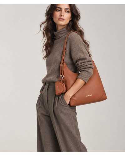 Bolso Northa de Valentino Bags color cuero puesto en modelo