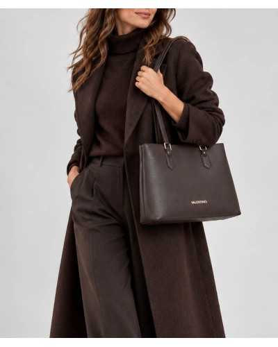 Bolso Brixton de Valentino Bags marrón oscuro puesto en modelo
