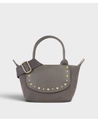 Bolso de mano Valentino Bags gris antracita con solapa de tachuelas doradas y bandolera de tejido