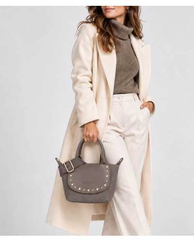 Bolso de mano Valentino Bags gris antracita en la mano de una modelo