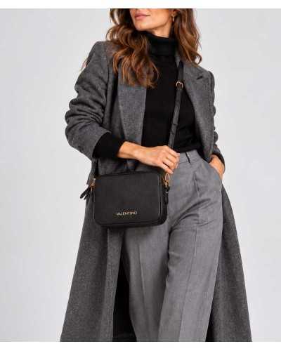 Bolso bandolera Brixton de Valentino Bags negro llevado cruzado por una modelo