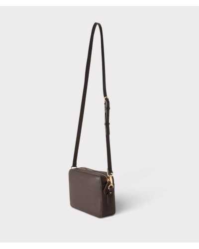 Bandolera Brixton marrón oscuro colgada de su correa regulable con hebilla dorada