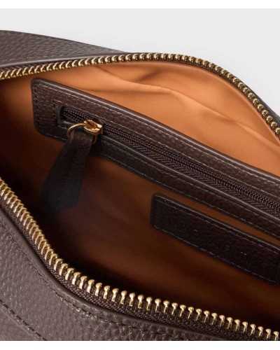 Interior de la bandolera Brixton marrón oscuro, con forro camel y bolsillo con cremallera