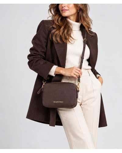 Bolso bandolera Brixton marrón oscuro llevado cruzado por una modelo