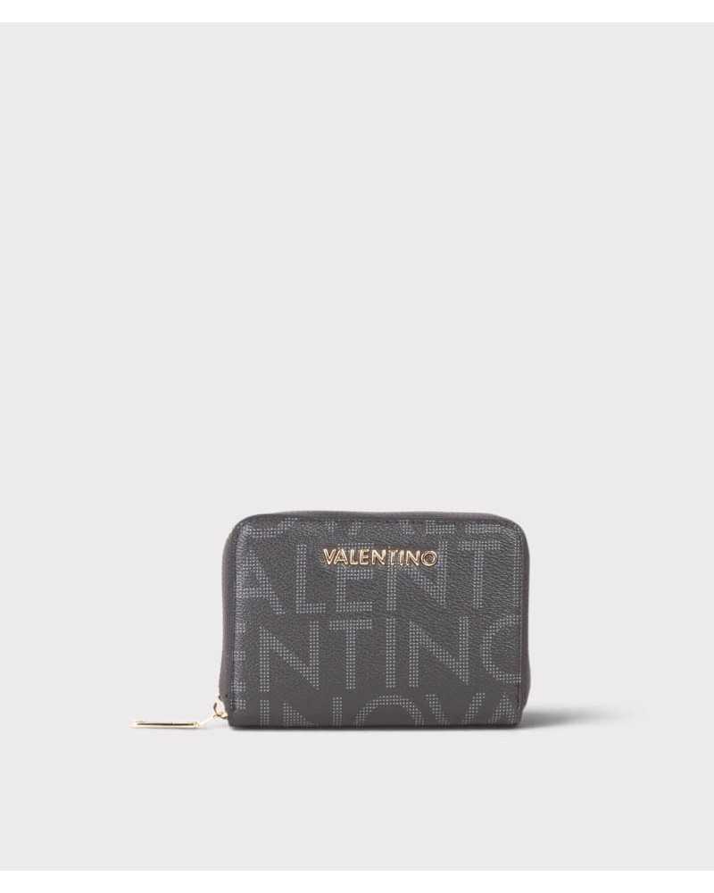 Cartera pequeña Regina de Valentino Bags en antracita, vista frontal con logo dorado y letras grises estampadas Cartera pequeña Regina de Valentino Bags en antracita, vista frontal con logo dorado y letras grises estampadas