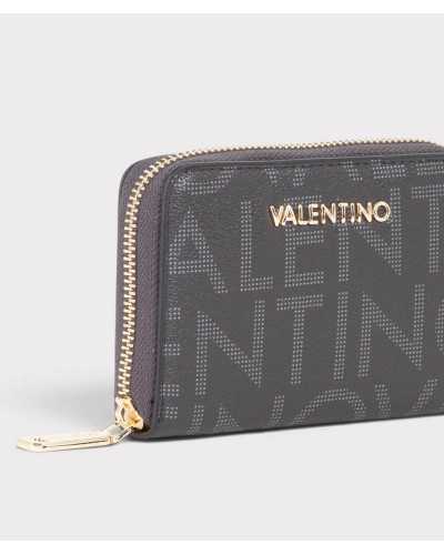 Detalle del logo VALENTINO dorado y el tirador de la cremallera