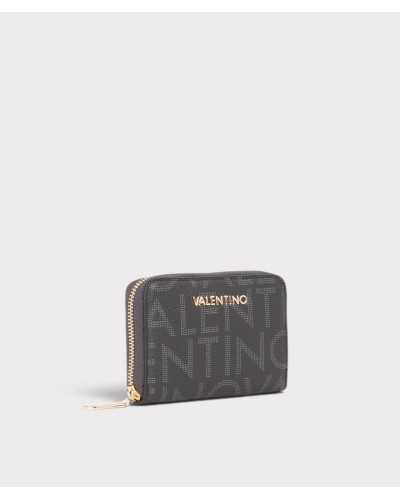 Cartera Regina antracita de Valentino Bags en tres cuartos, con cremallera dorada