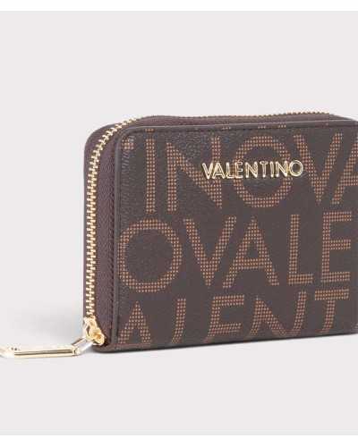 Detalle del logo VALENTINO dorado y el tirador de la cremallera sobre el estampado marrón