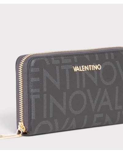 Detalle del logo VALENTINO dorado, la cremallera y el vivo del borde