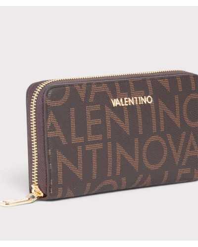 Detalle del logo VALENTINO dorado y la cremallera sobre el estampado marrón y cuero