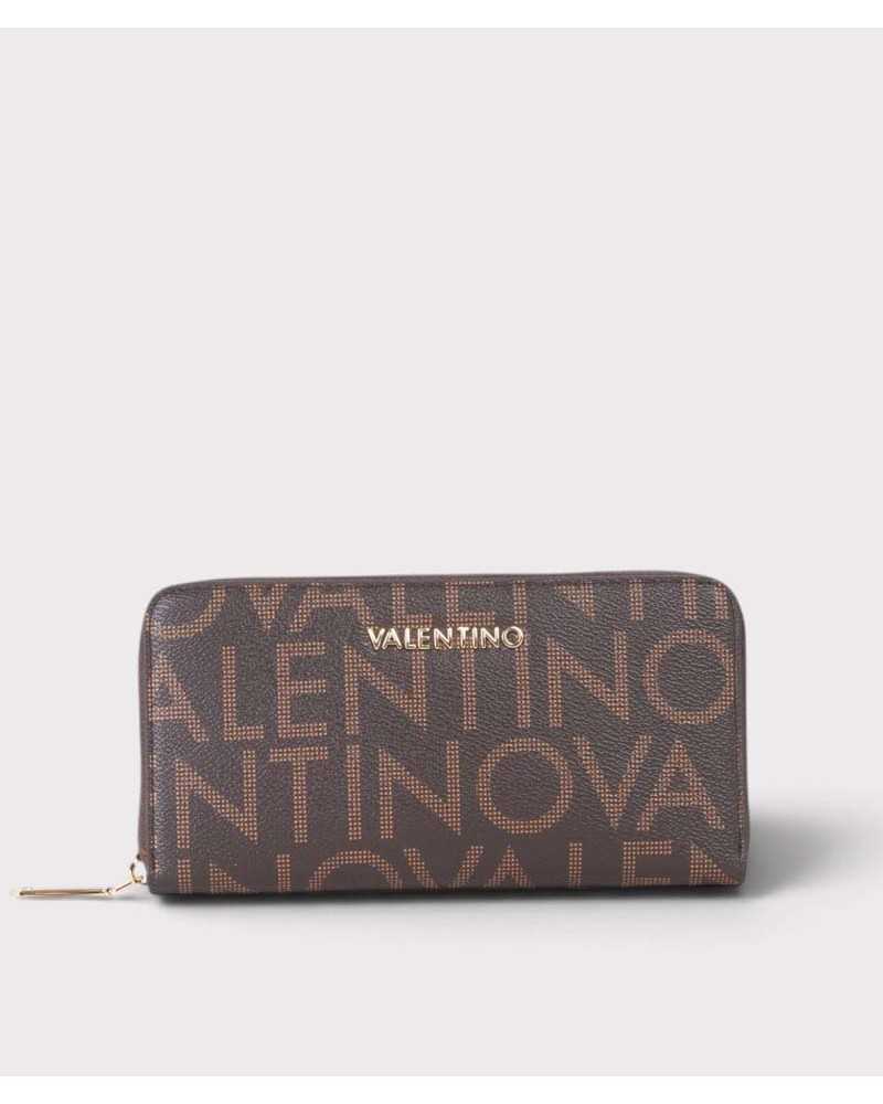 Cartera grande Regina de Valentino Bags en marrón chocolate, vista frontal con logo dorado y letras estampadas en tono cuero Cartera grande Regina de Valentino Bags en marrón chocolate, vista frontal con logo dorado y letras estampadas en tono cuero