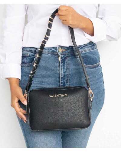 Bolso bandolera Alexia de Valentino Bags negro en la mano de una modelo