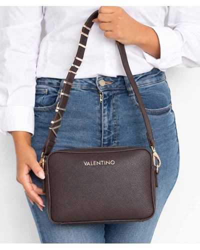 Bolso bandolera Alexia marrón de Valentino Bags en la mano de una modelo