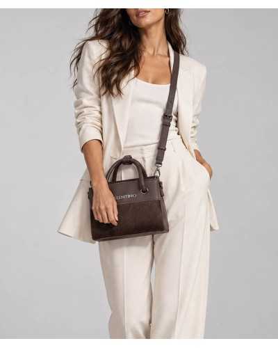 Bolso Alexia Winter de Valentino Bags marrón llevado cruzado por una modelo