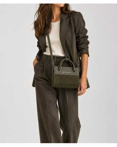 Bolso Alexia Winter verde oliva de Valentino Bags llevado cruzado por una modelo