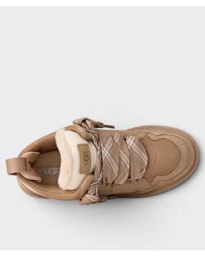Zapatilla UGG Lowmel beige vista desde arriba, con el forro UGGplush y los cordones de cuadros