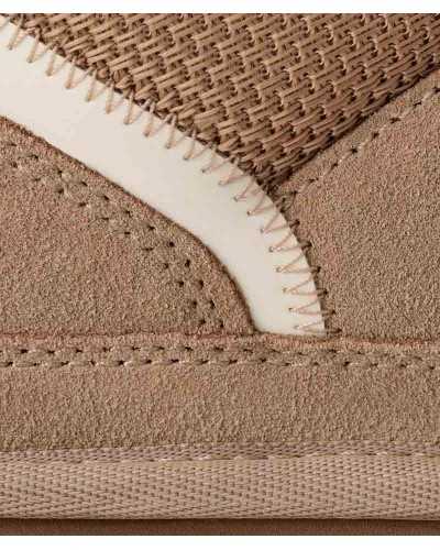 Detalle del ante beige, la malla de lona y la franja crema con costura en zigzag