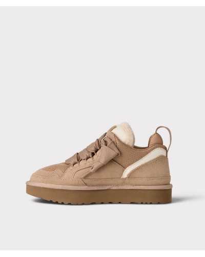Lado interior de la zapatilla UGG Lowmel beige, con el lazo de los cordones