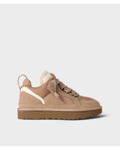 Zapatilla UGG Lowmel de ante beige vista de lado, con franja crema y cordones anchos de cuadros