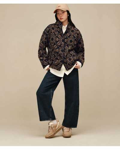 Zapatillas UGG Lowmel beige puestas en modelo