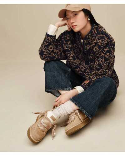 Zapatillas UGG Lowmel beige puestas en modelo, vista de cerca