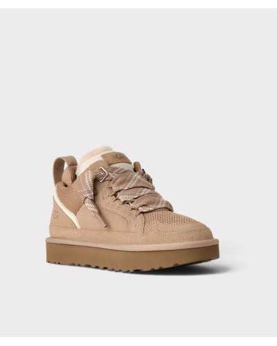 Zapatilla UGG Lowmel beige en tres cuartos, con la lengüeta acolchada y el cuello de forro crema