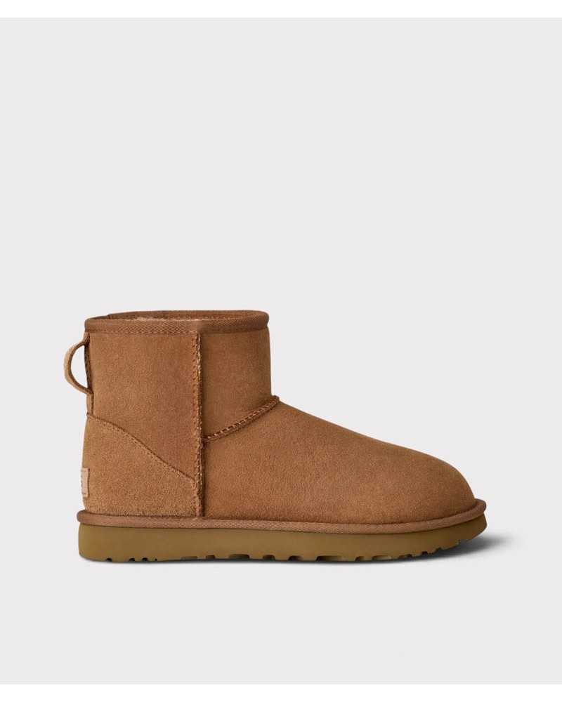 Bota UGG Classic Mini II camel vista de lado, con costuras a la vista y suela gruesa Bota UGG Classic Mini II camel vista de lado, con costuras a la vista y suela gruesa