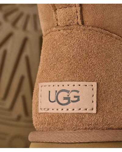 Detalle del parche con el logo de UGG sobre la piel de oveja camel