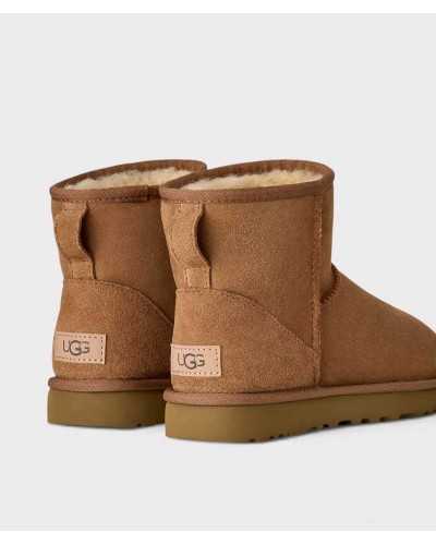 Par de botas UGG Classic Mini II camel por detrás, con trabilla y parche de logo en el talón
