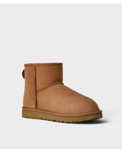 Bota UGG Classic Mini II en camel en tres cuartos, con ribete en la boca y en la base