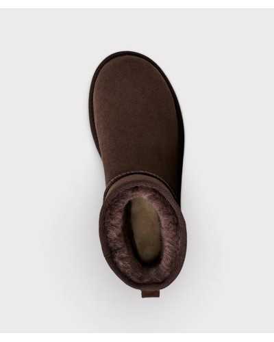 Bota UGG Classic Mini II marrón chocolate vista desde arriba, con la lana del interior en marrón