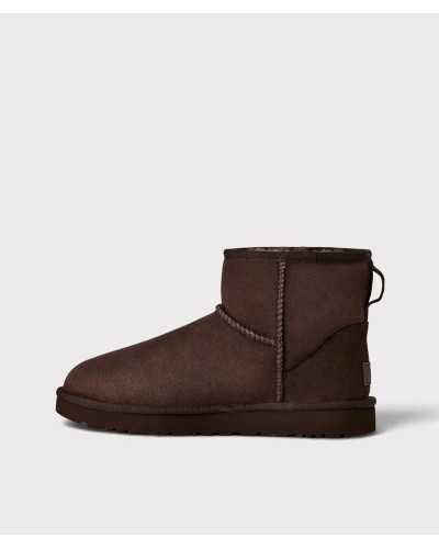 Lado interior de la bota UGG Classic Mini II marrón chocolate