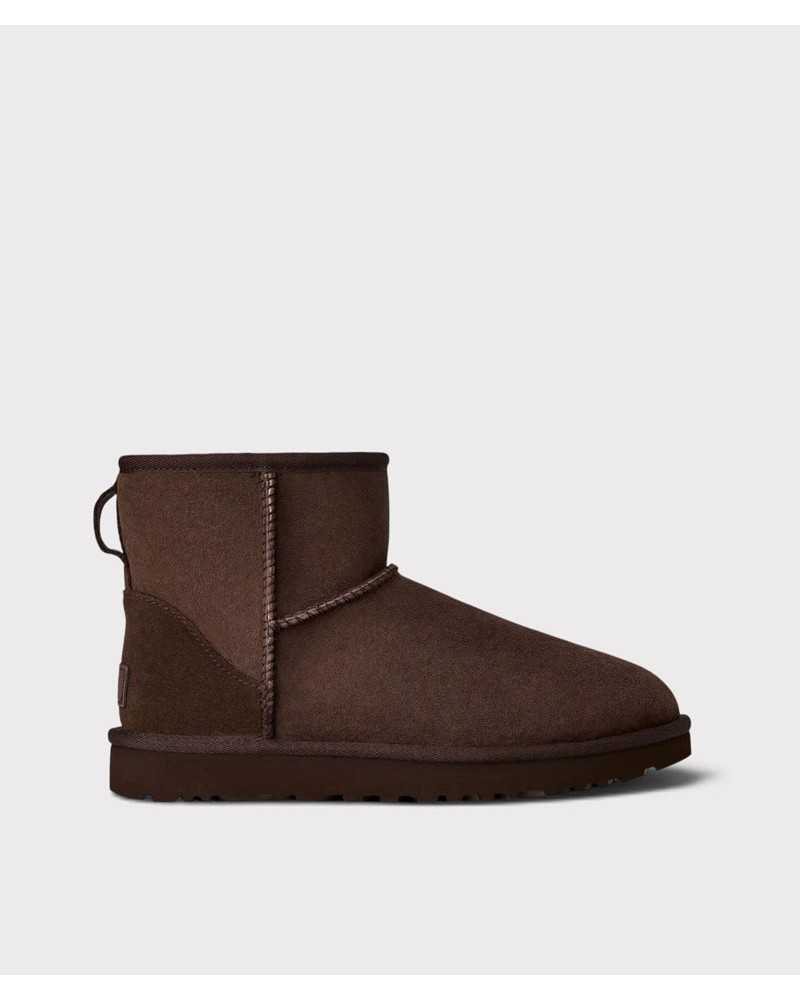 Bota UGG Classic Mini II marrón chocolate vista de lado, con costuras y suela del mismo tono Bota UGG Classic Mini II marrón chocolate vista de lado, con costuras y suela del mismo tono