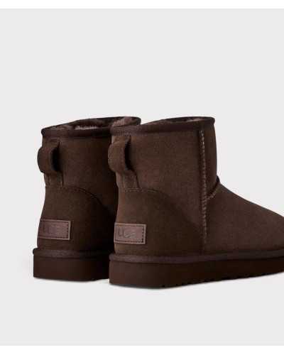 Par de botas UGG Classic Mini II marrón chocolate por detrás, con trabilla y parche de logo